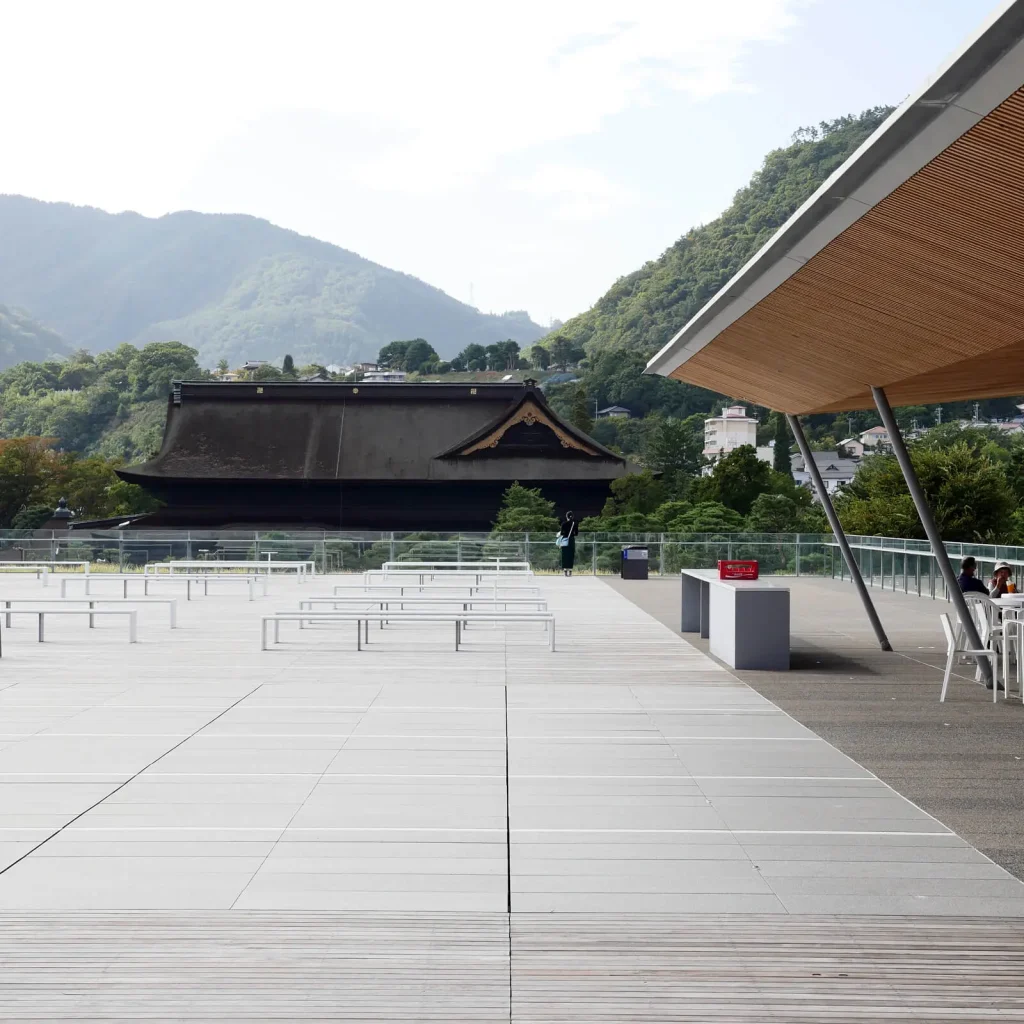 長野県立美術館　　善光寺を正面に眺められる屋上広場