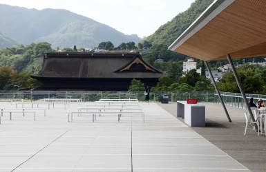 長野県立美術館　　善光寺を正面に眺められる屋上広場