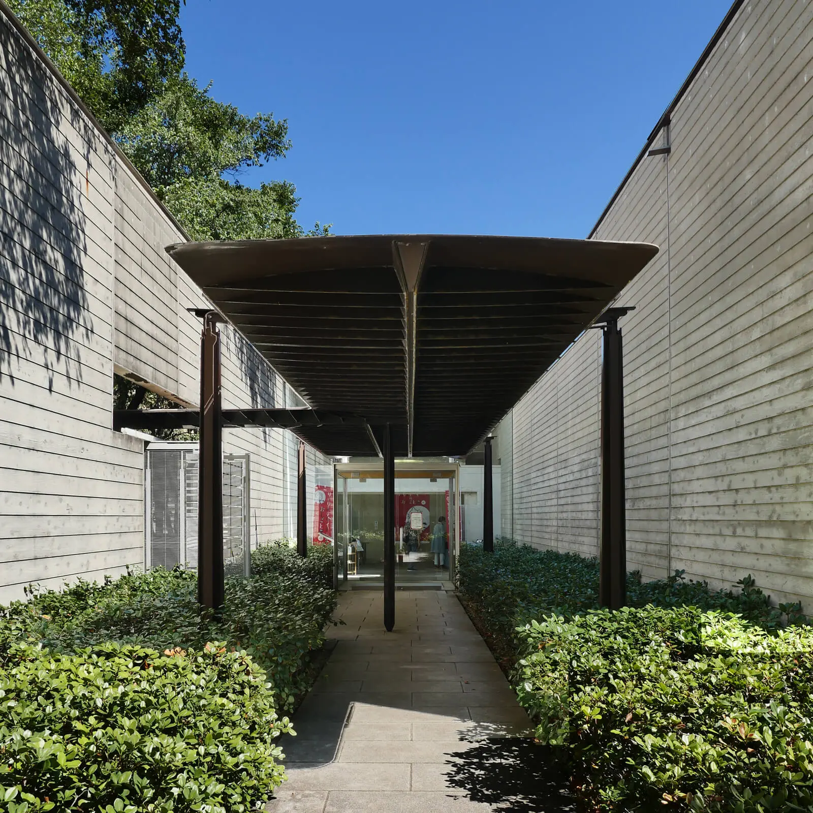 酒田市立美術館｜エントランス前大庇｜山形県の有名建築｜住宅/ビル/マンション設計者の建もの探訪