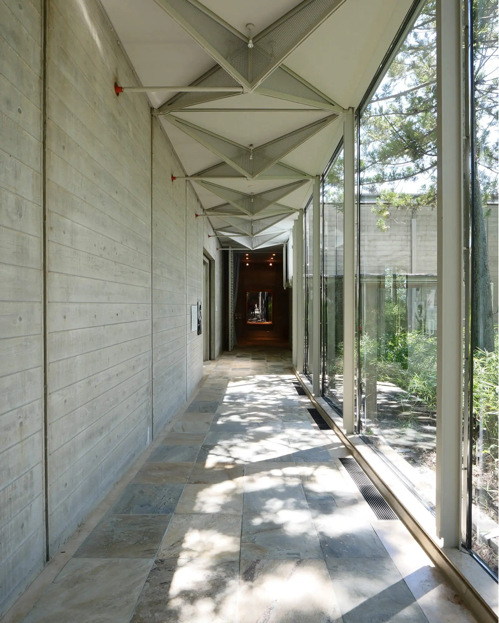 酒田市立美術館｜常設展示室Ⅱへの廊下｜山形県の有名建築｜住宅/ビル/マンション設計者の建もの探訪