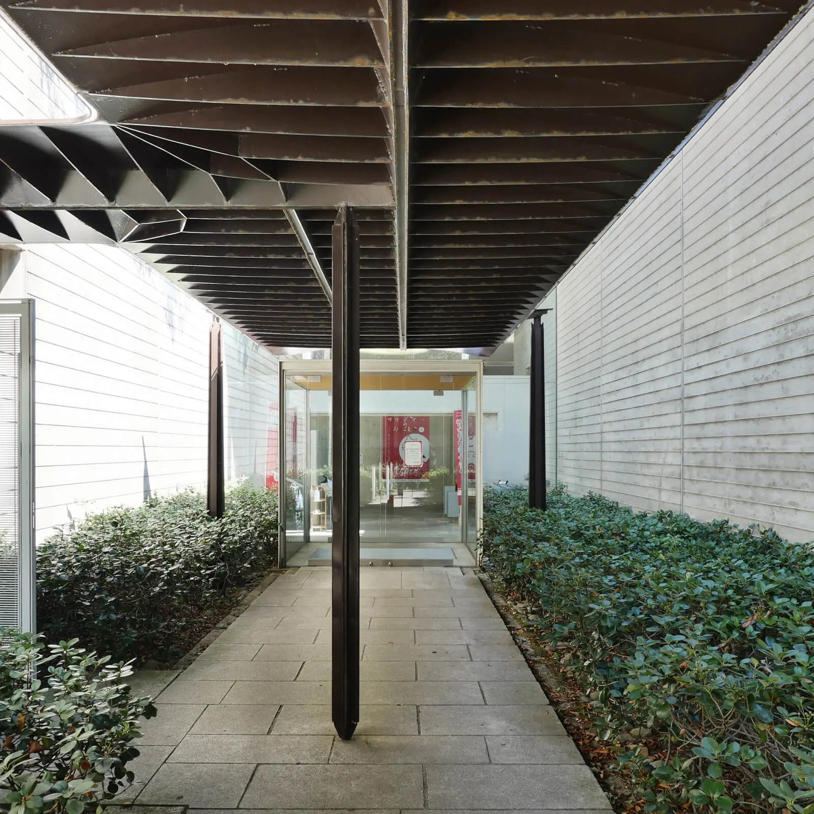 酒田市立美術館｜エントランス前大庇｜山形県の有名建築｜住宅/ビル/マンション設計者の建もの探訪